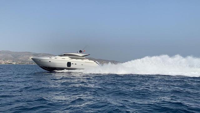 Pershing 64'