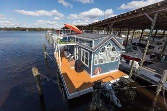 2023 HOUSEBOAT ISLAND LIFESTYLE