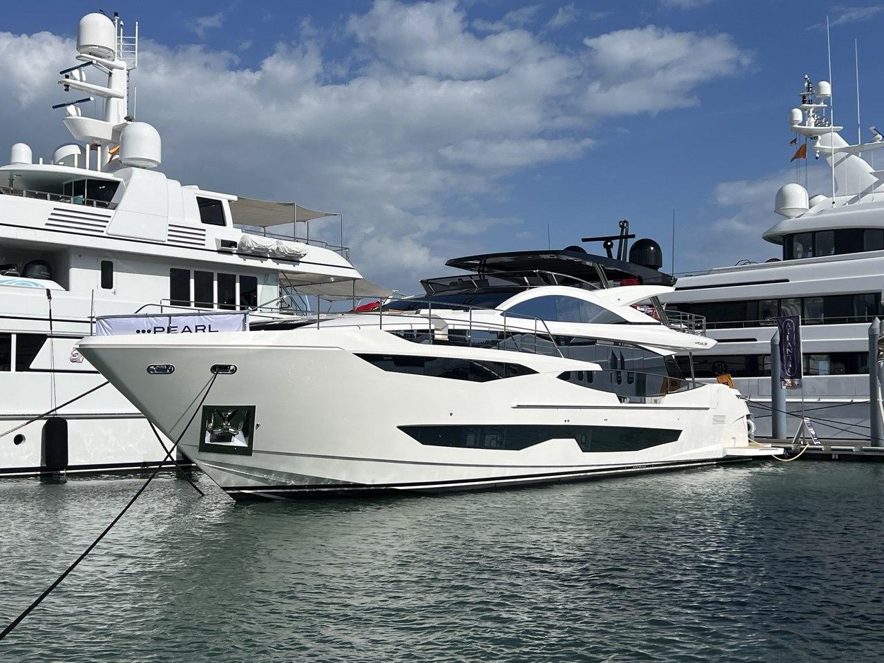 Прогулочная яхта