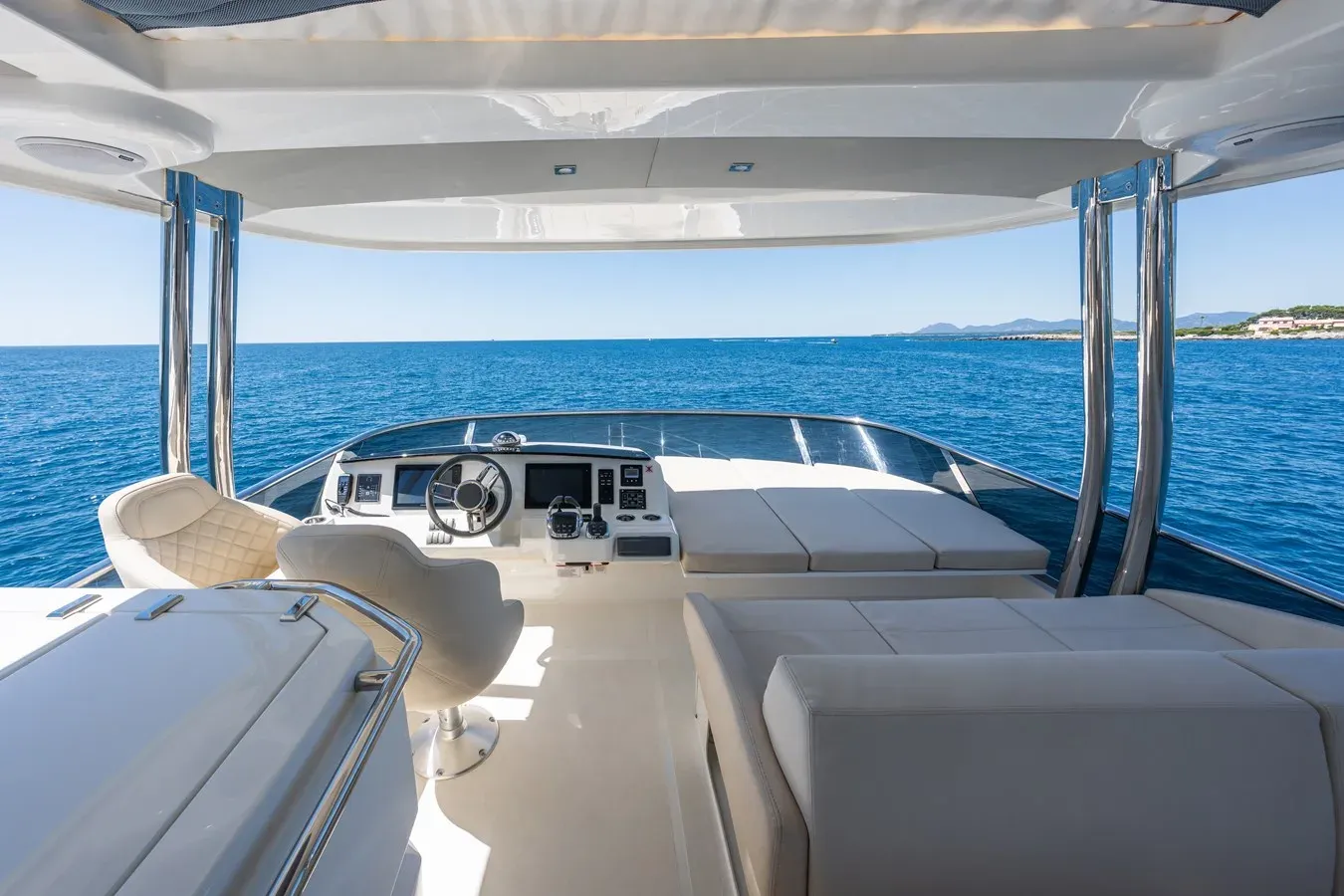 Buy a yacht PIRVELI