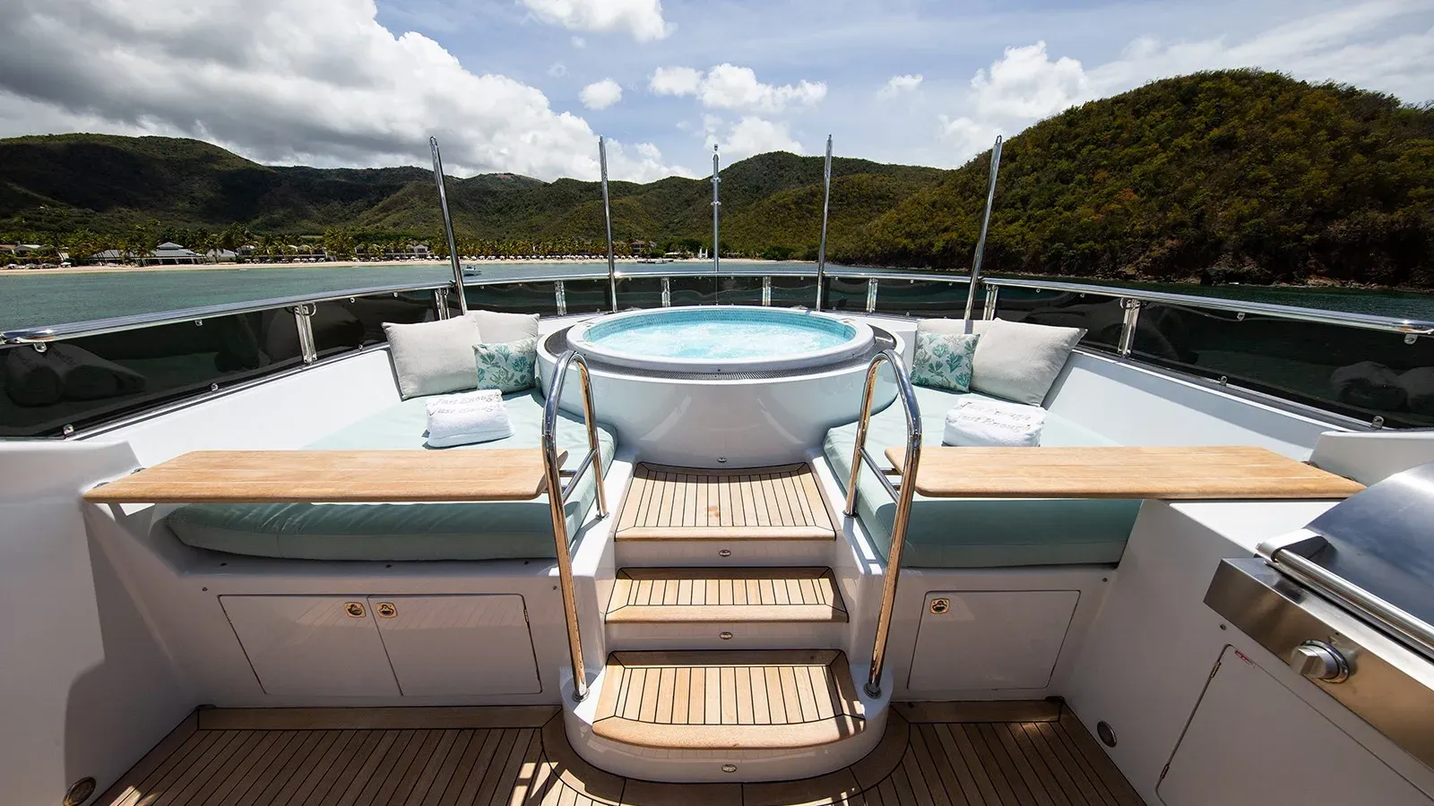 Buy a yacht JUST ENOUGH Tri Deck
