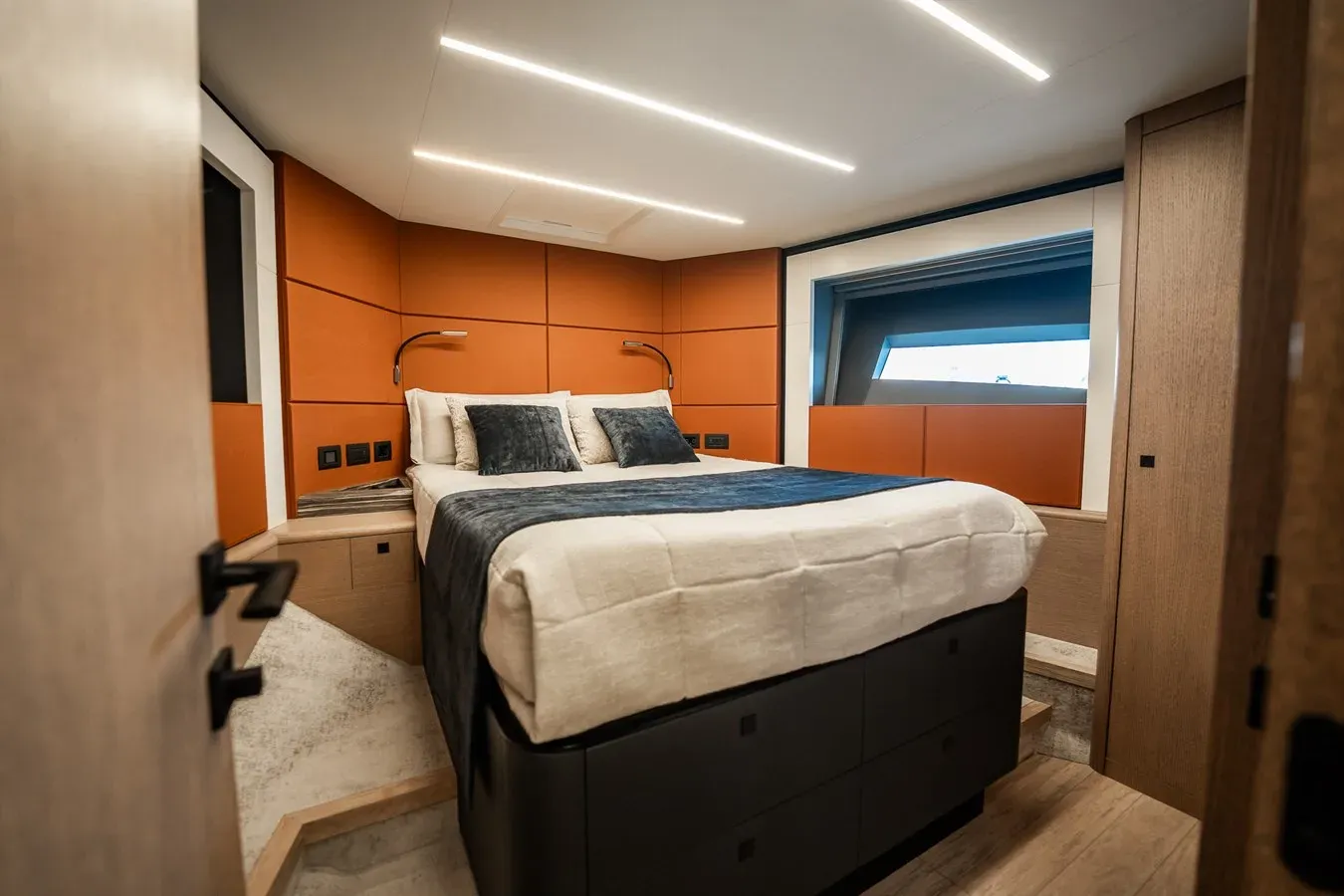 ELENA 66 Flybridge