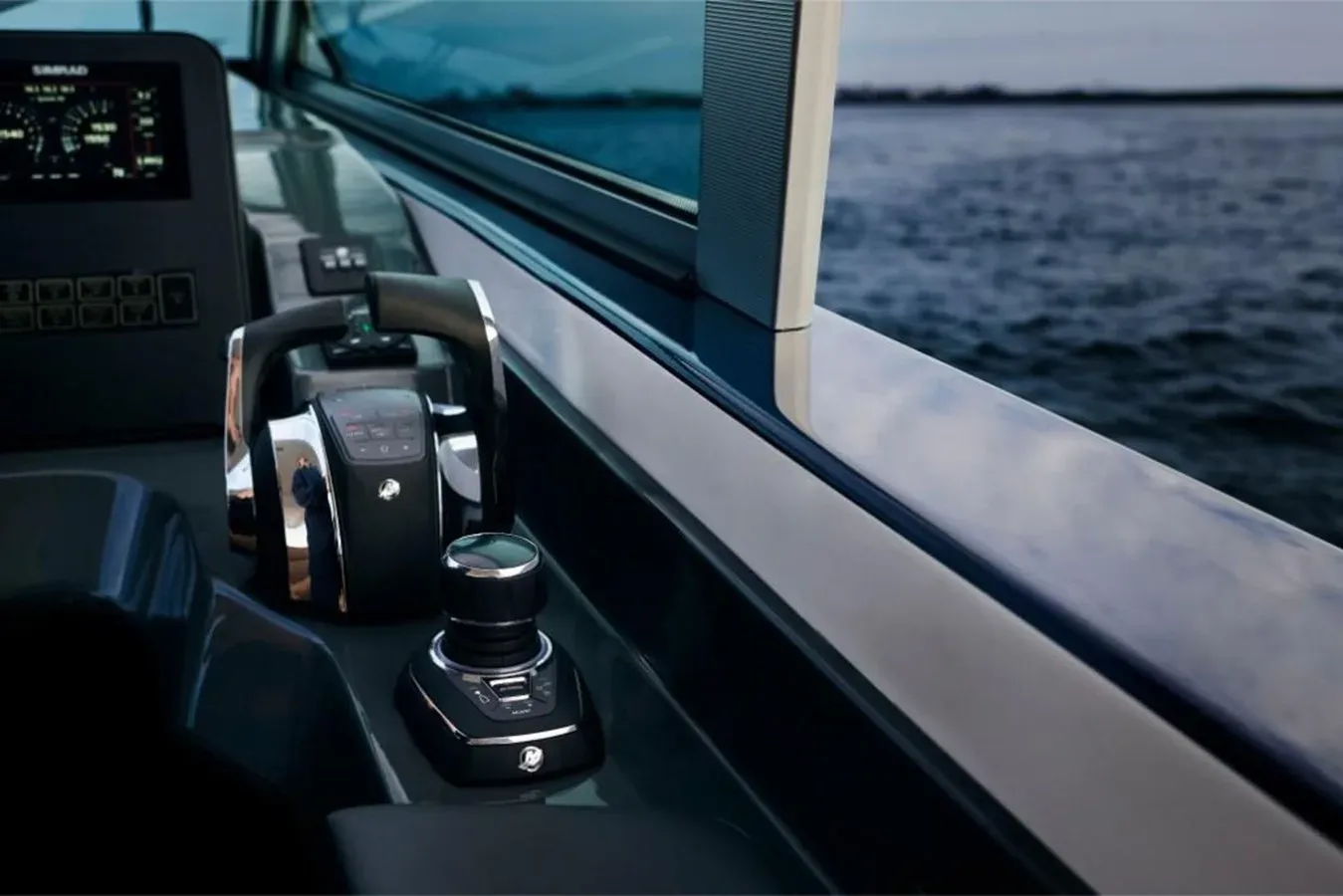 Aviara AV36 Outboard - AVIARA