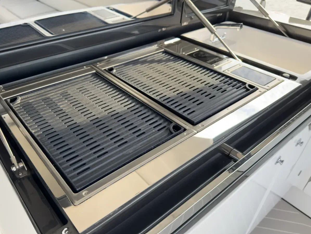 Buy a yacht Nauti Pleasure - Azimut Yachts