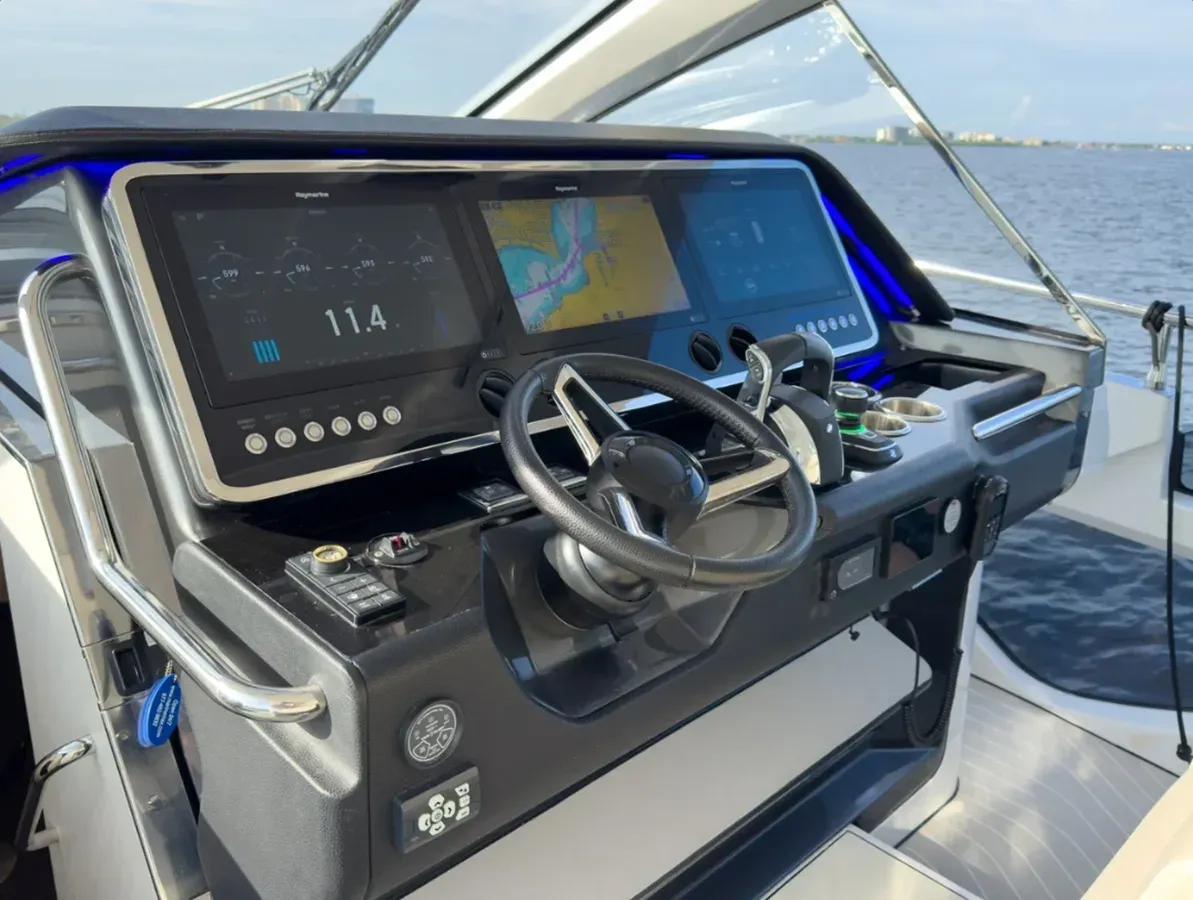 Buy a yacht Nauti Pleasure - Azimut Yachts