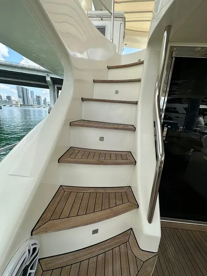 best yacht sales deals 75ft Azimut 2010, Minimal Risk 77