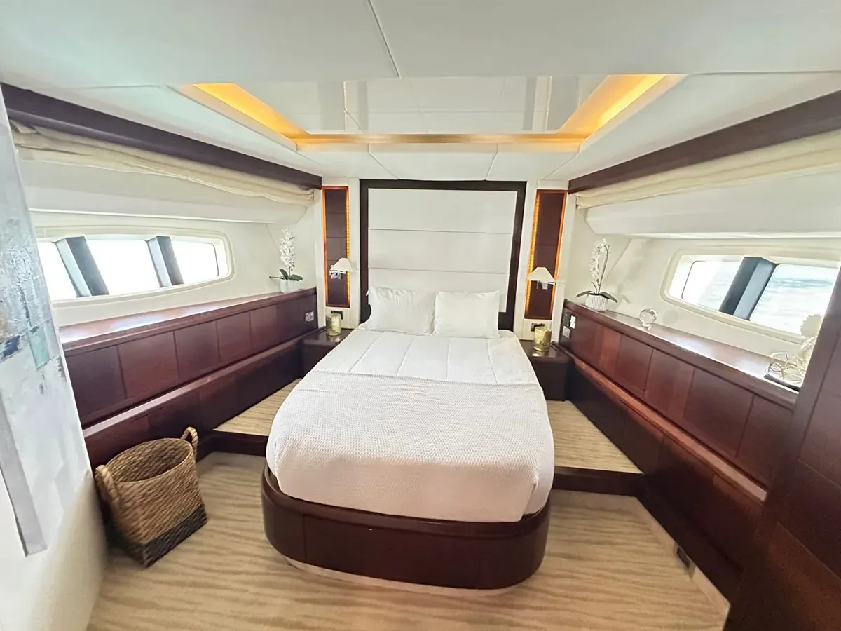 Buy a 75ft Azimut 2010, Minimal Risk - Azimut Yachts at Shestakov Yacht Sales