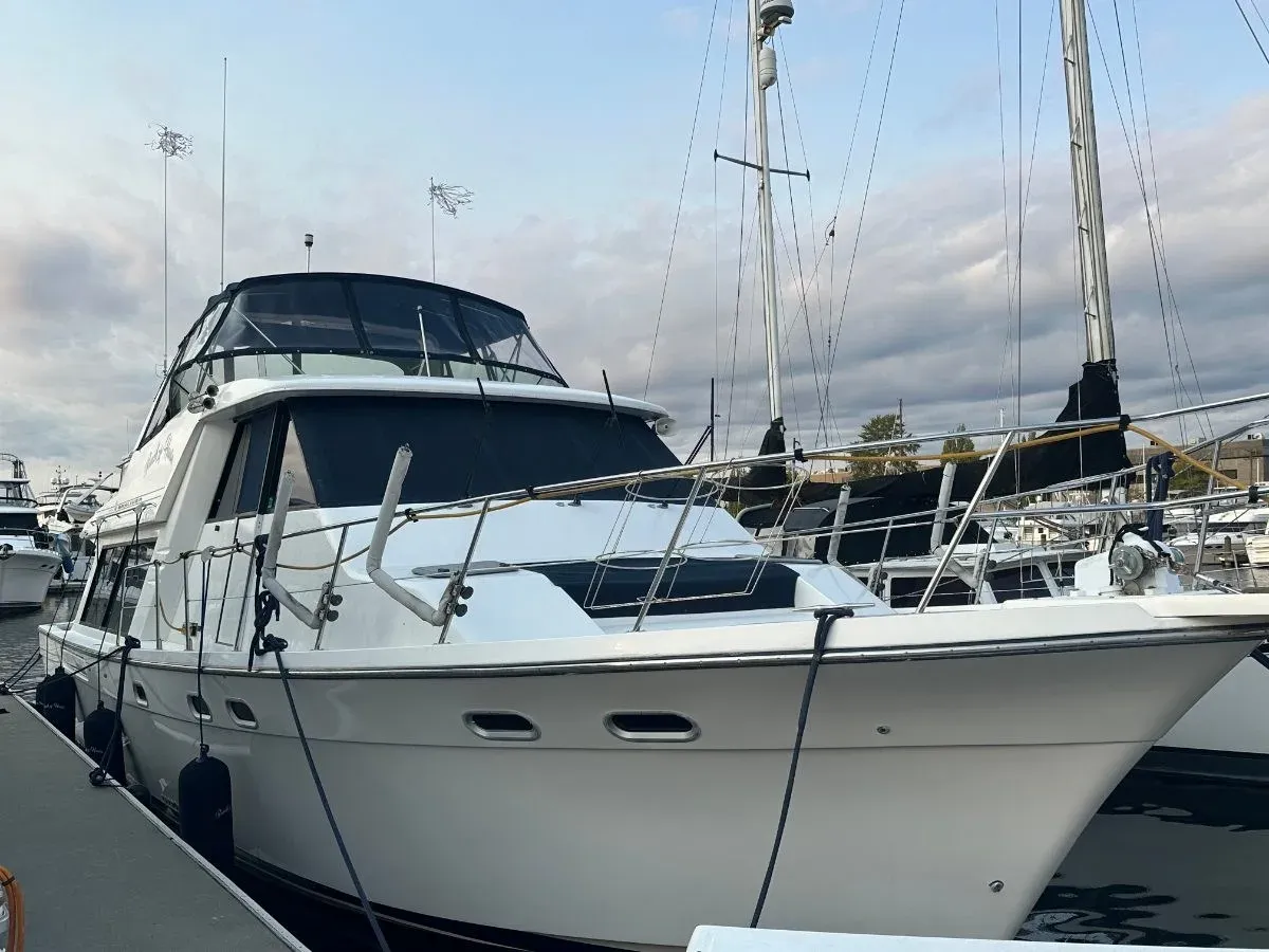 Buy a BEACH HOUSE - BAYLINER at Shestakov Yacht Sales