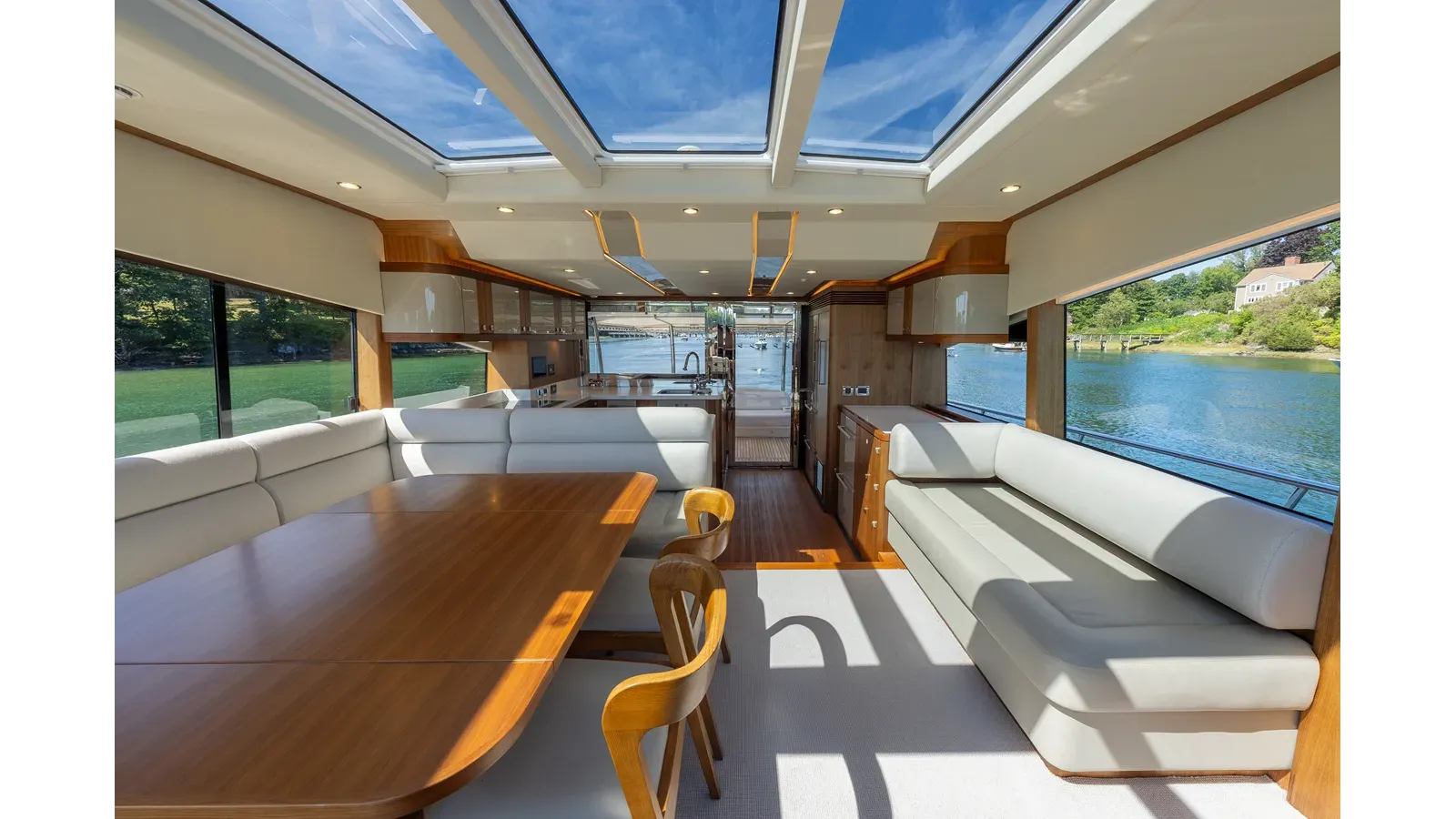 Купить яхту LYRICA 66 Sedan в Shestakov Yacht Sales