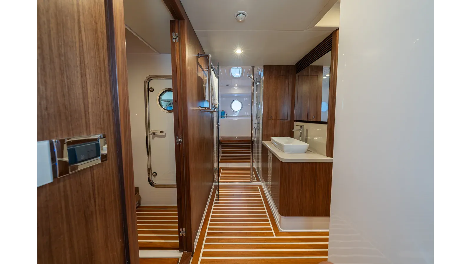 Лучшая цена на LYRICA - BELIZE MOTORYACHT