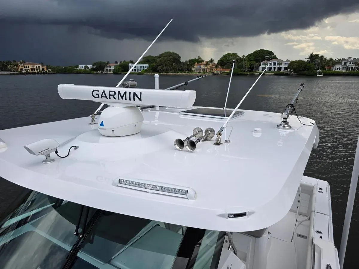 Buy a yacht LIL DINGHY - Bertram Yacht