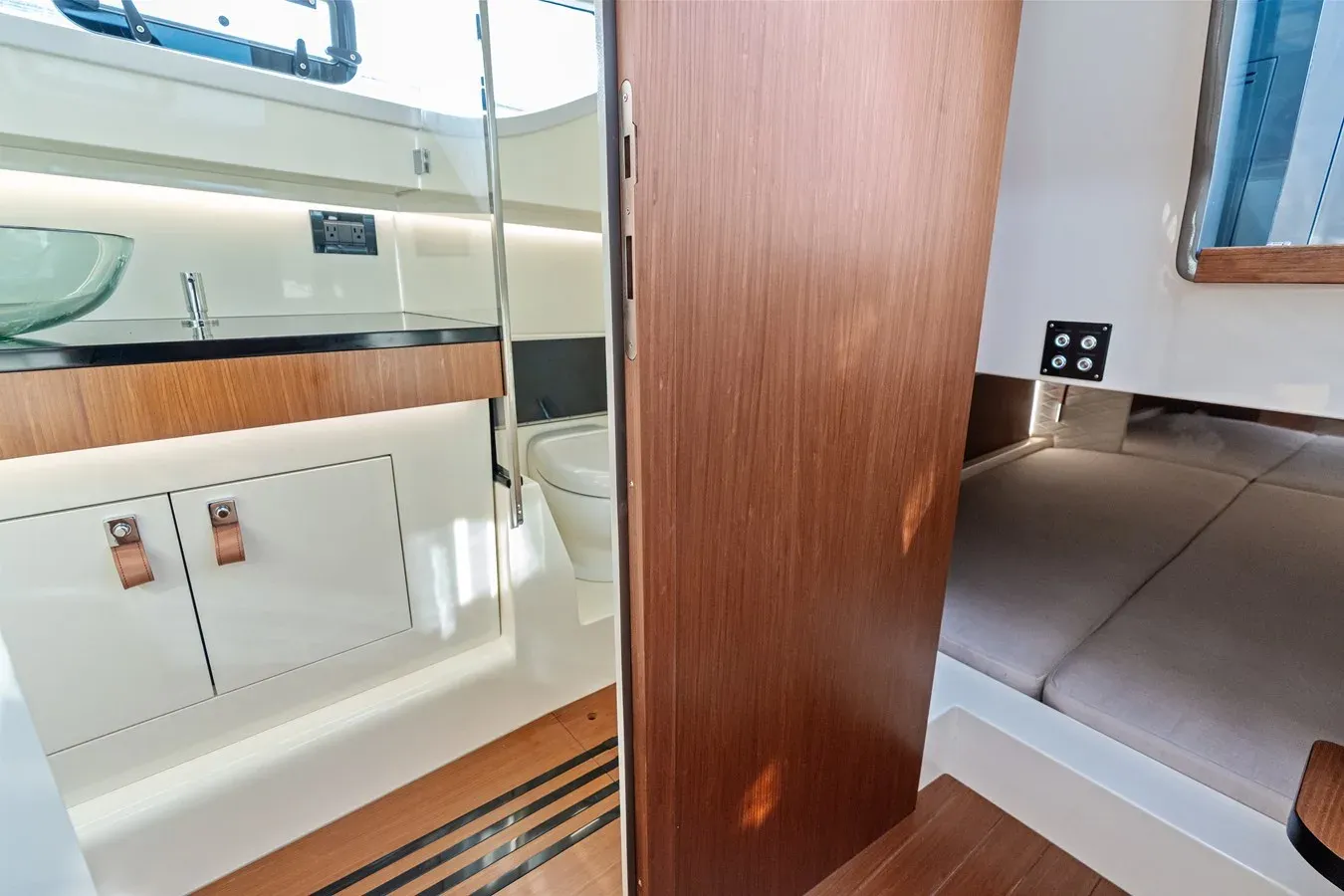 Buy a Capelli STRADIVARI STRADIVARI 43 at Shestakov Yacht Sales