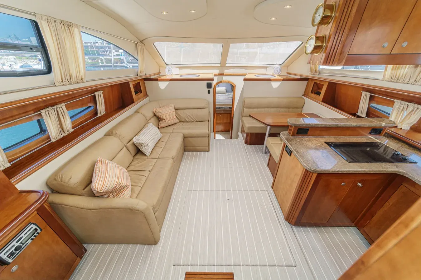 Buy a CRUISERS YACHTS 415 415 at Shestakov Yacht Sales