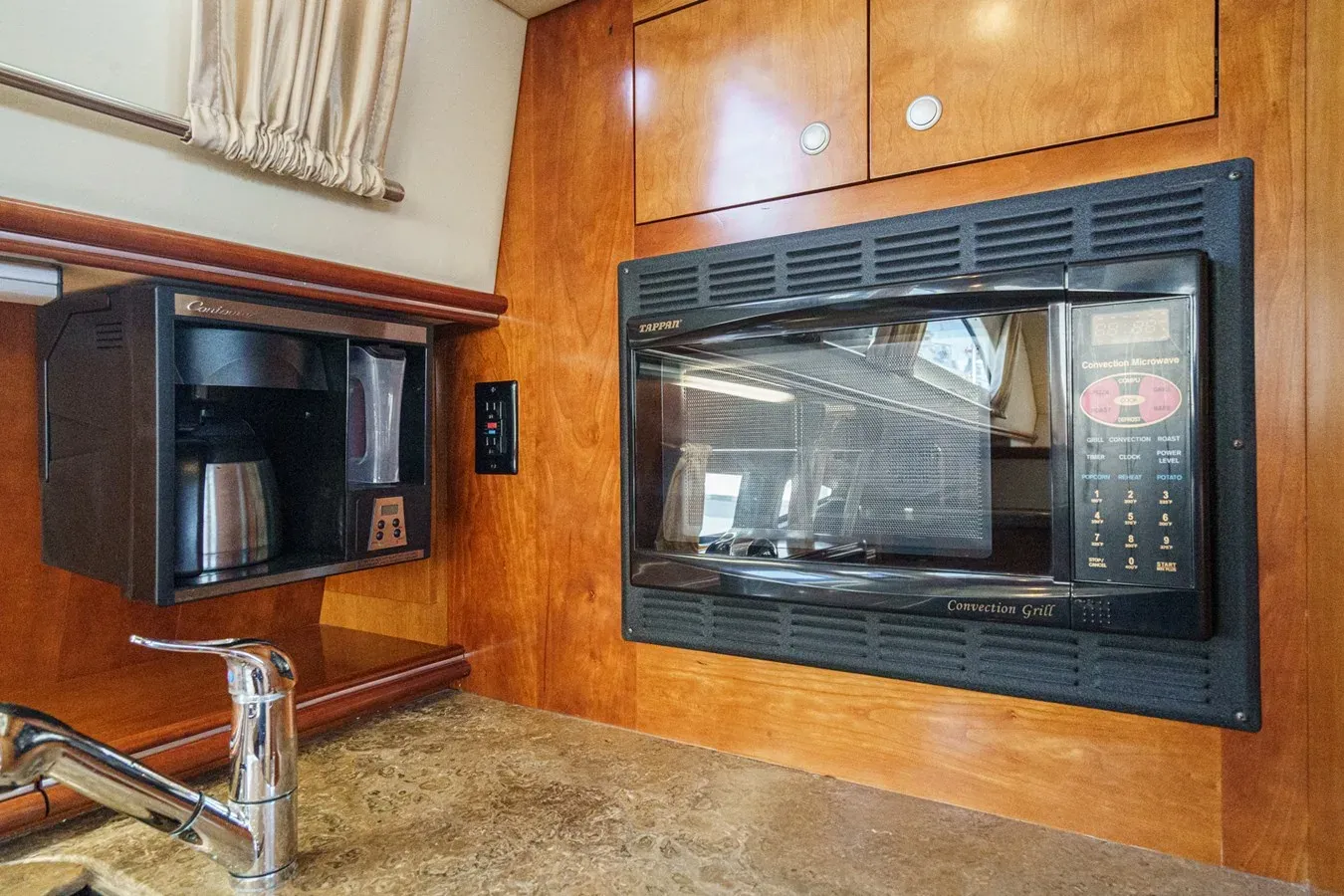 the best price on CRUISERS YACHTS 415 415