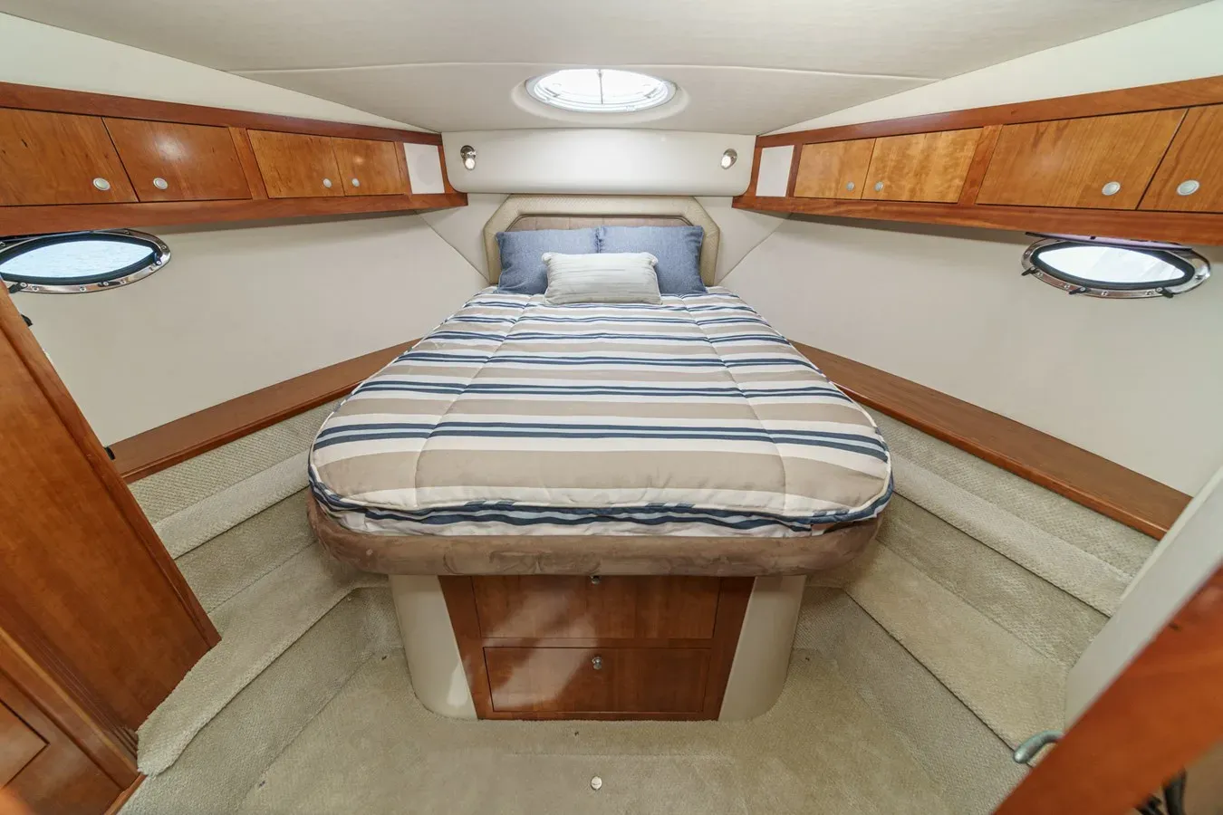 the best price on CRUISERS YACHTS 415 - Cruisers Yachts