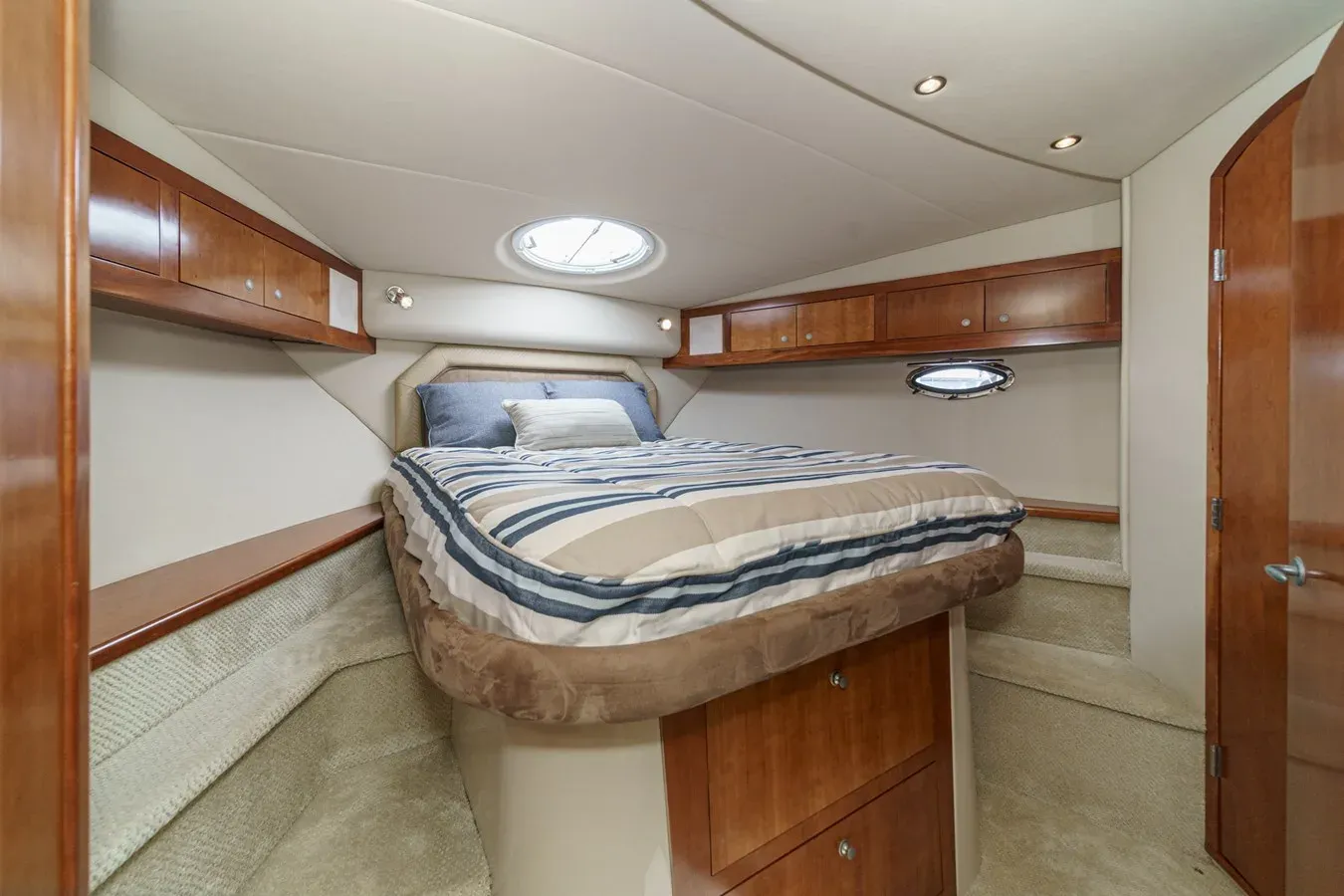 Buy a CRUISERS YACHTS 415 - Cruisers Yachts at Shestakov Yacht Sales