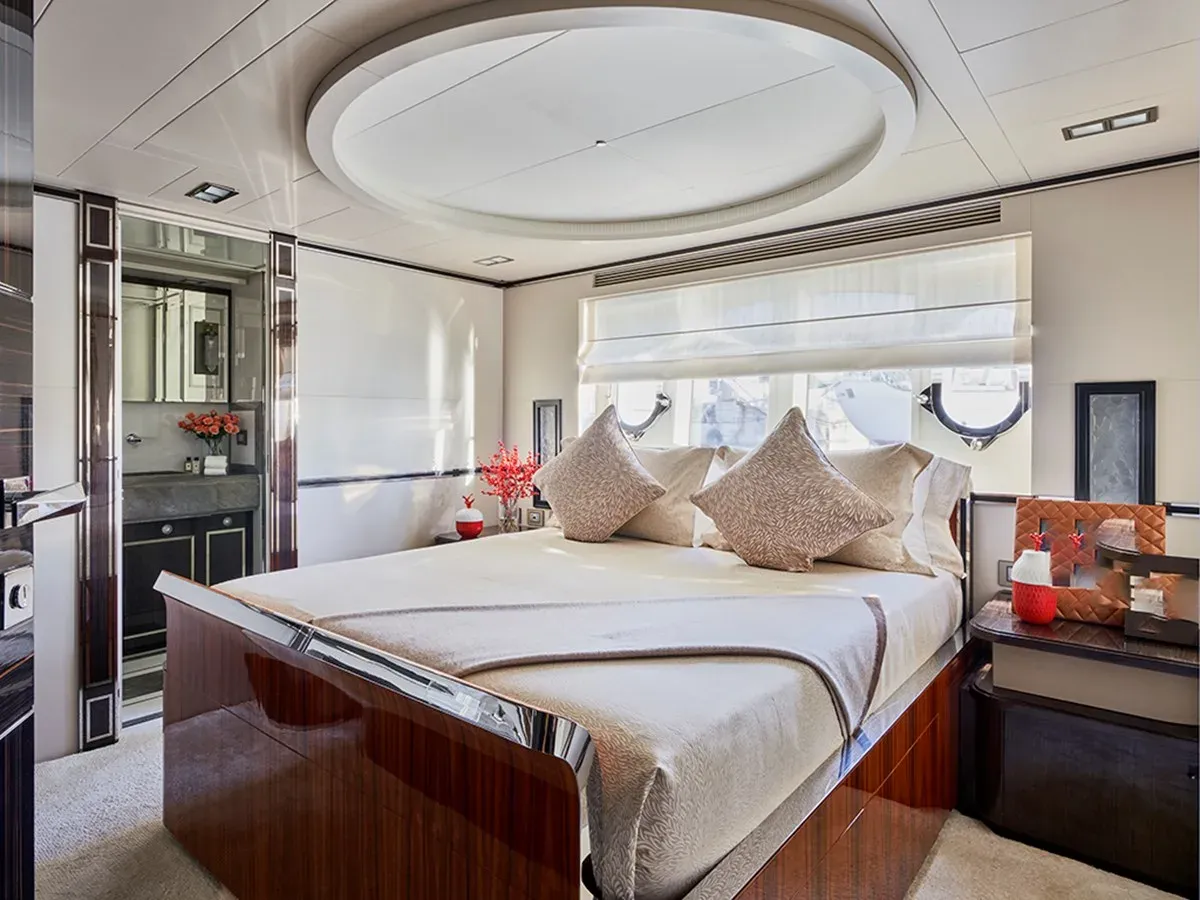 Купить яхту UHUD Custom Line 100 в Shestakov Yacht Sales