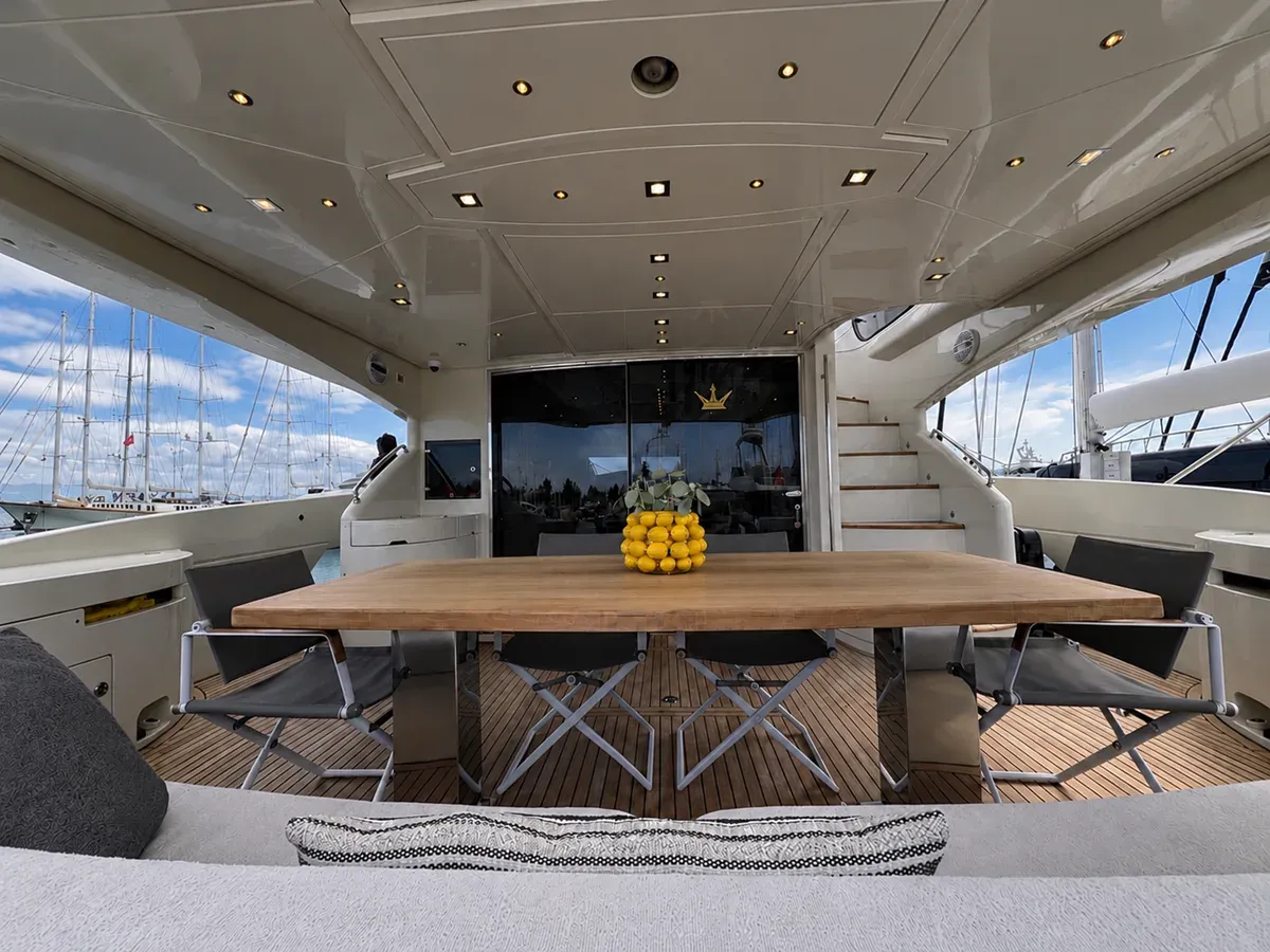 Buy a yacht Dominator