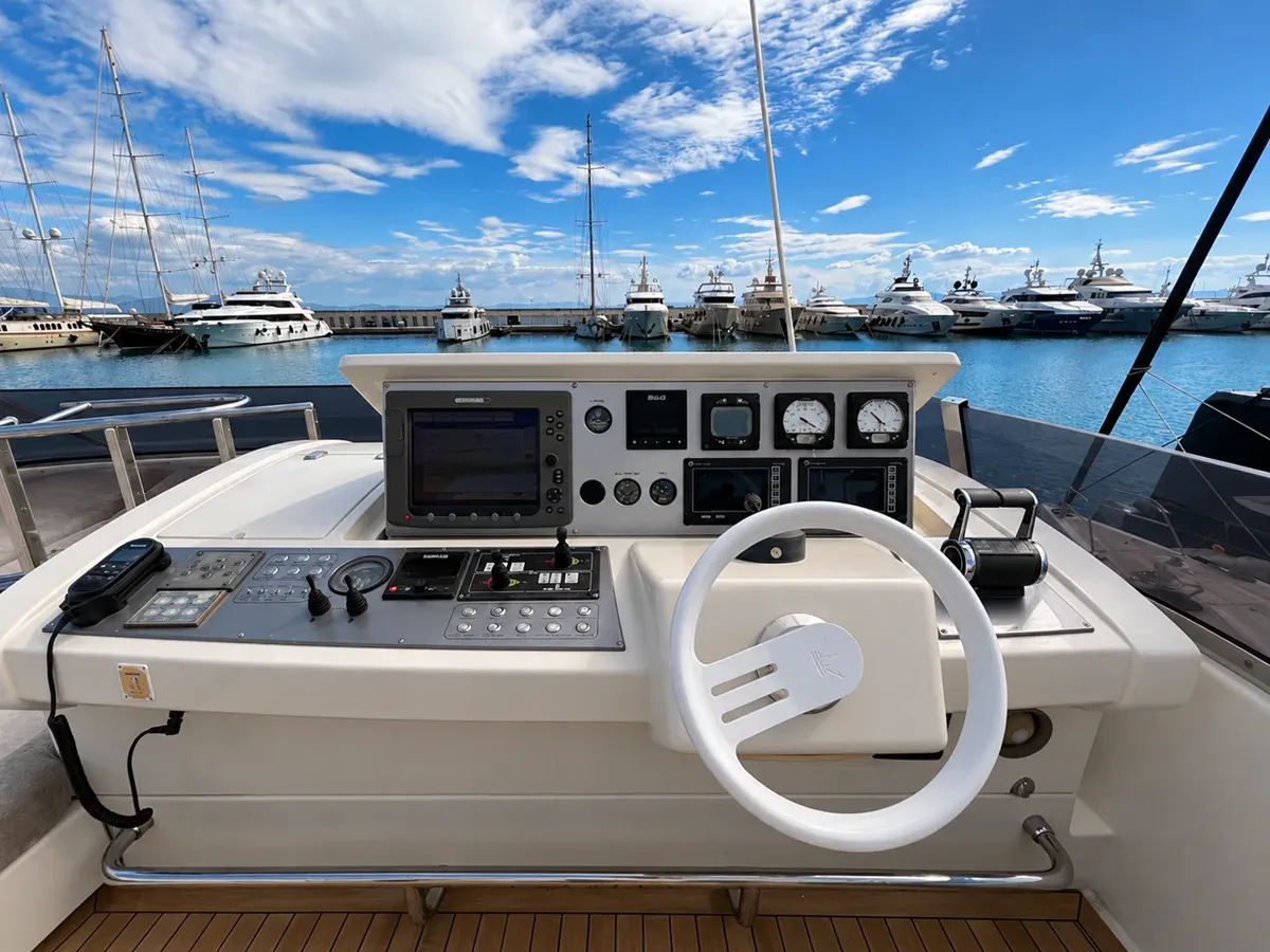 Dominator 2009 yacht sale