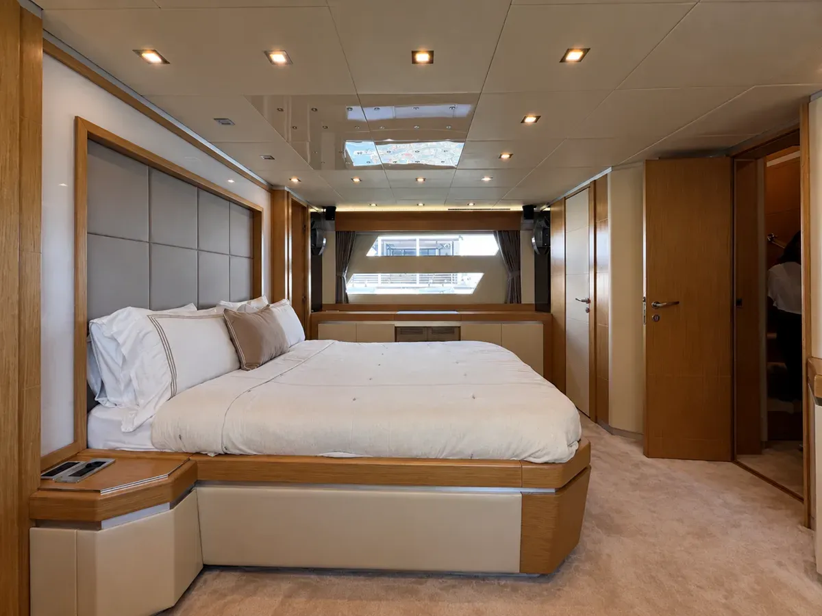 Buy a yacht Dominator 780 S Deluxe