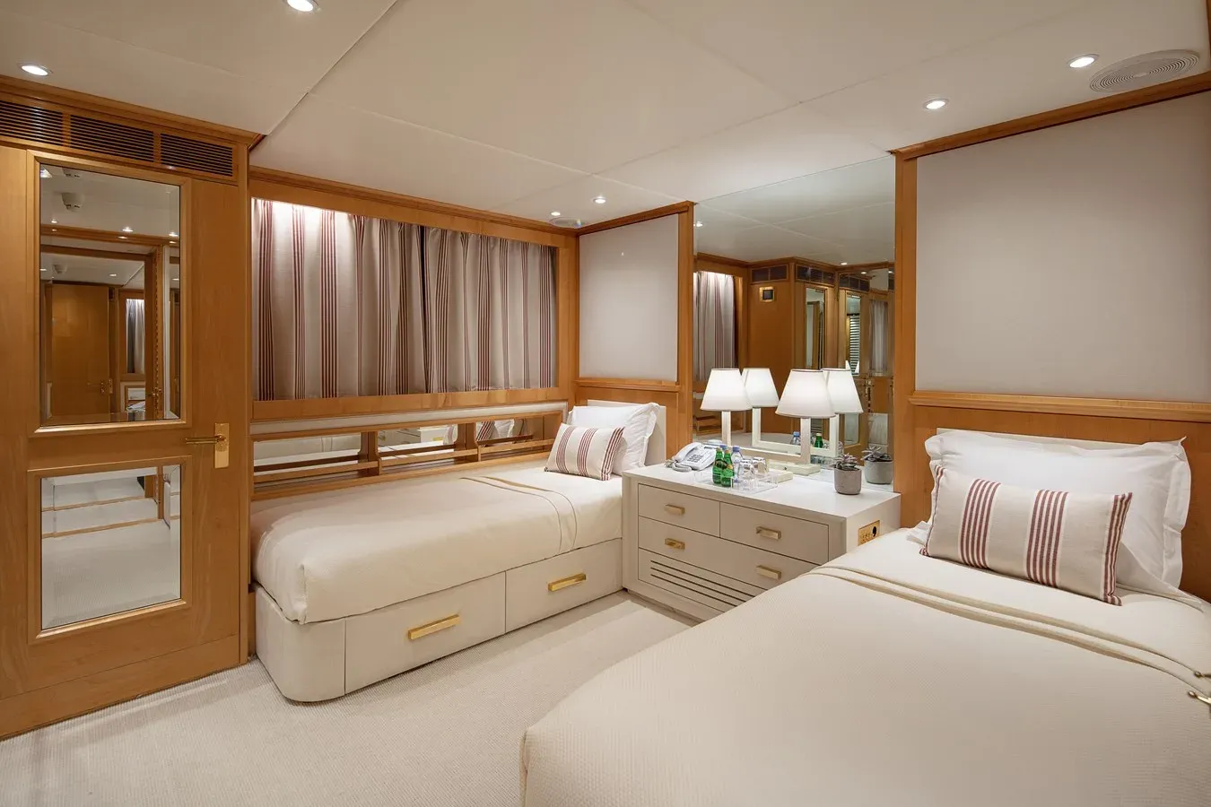 the best price on Kassandra - FeadShip