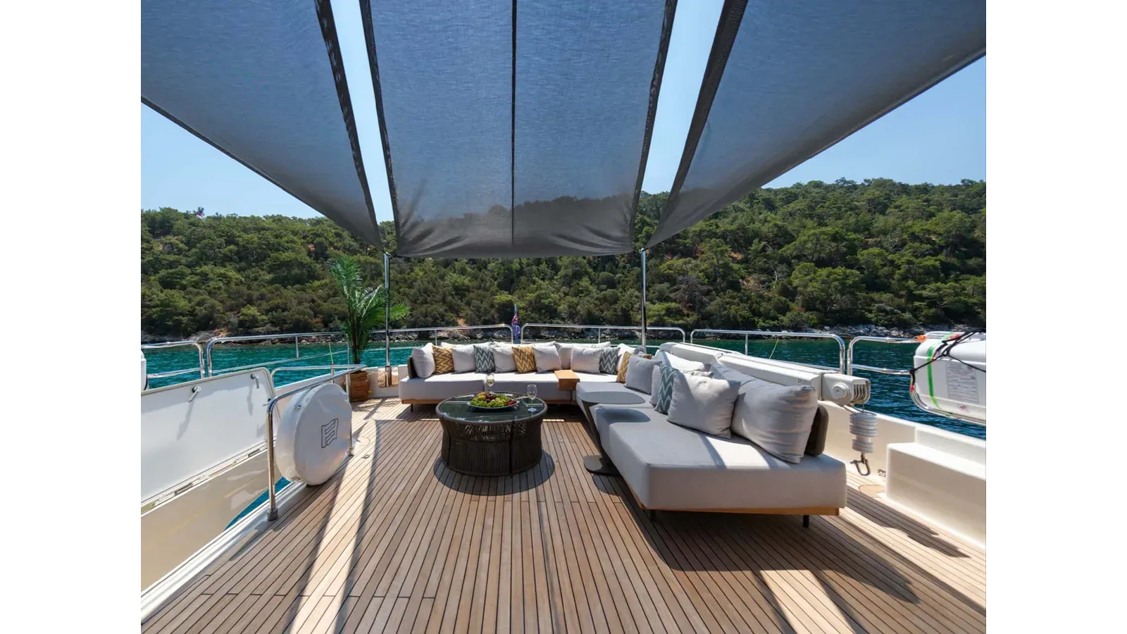 Buy a DAYDREAM - Ferretti Yachts at Shestakov Yacht Sales