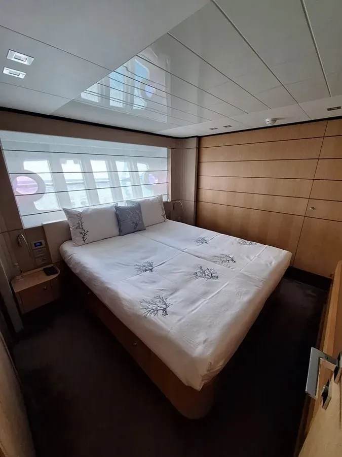the best price on WHITE SWAN 2014