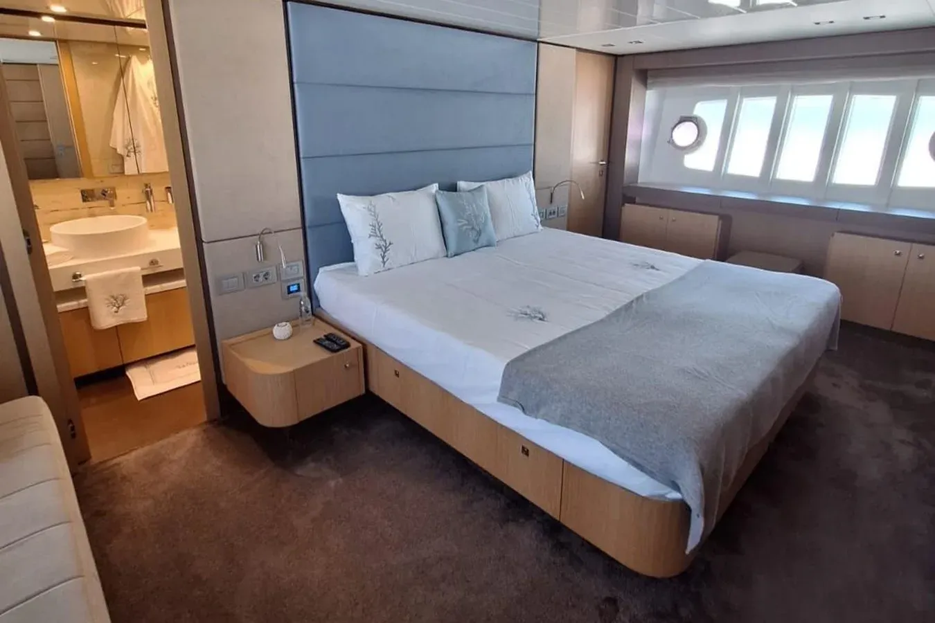 Buy a WHITE SWAN 960 at Shestakov Yacht Sales