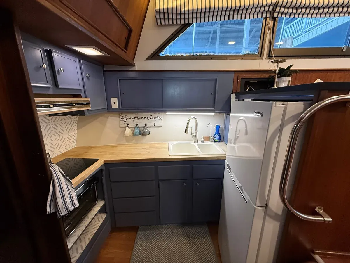 Buy a LANAI 1975 at Shestakov Yacht Sales