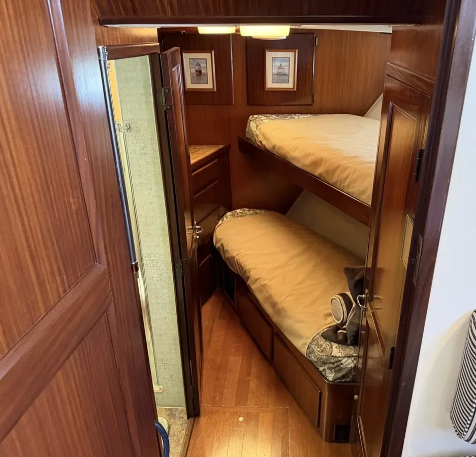 Buy a yacht Resolute