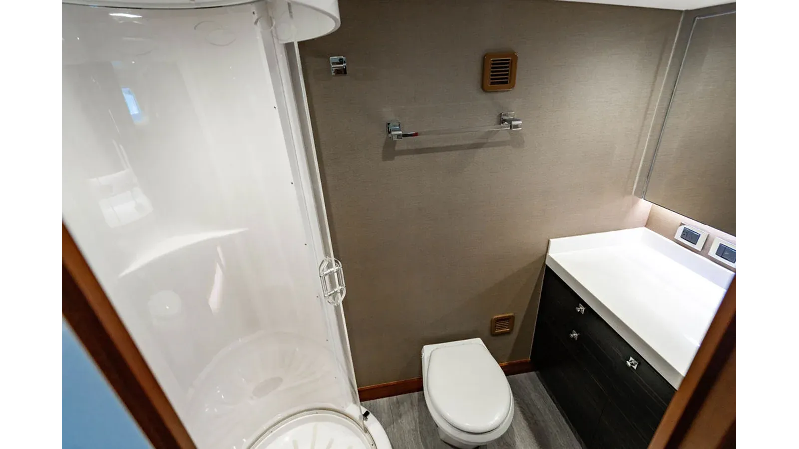 Продажа яхты TRU LUV Raised Pilothouse