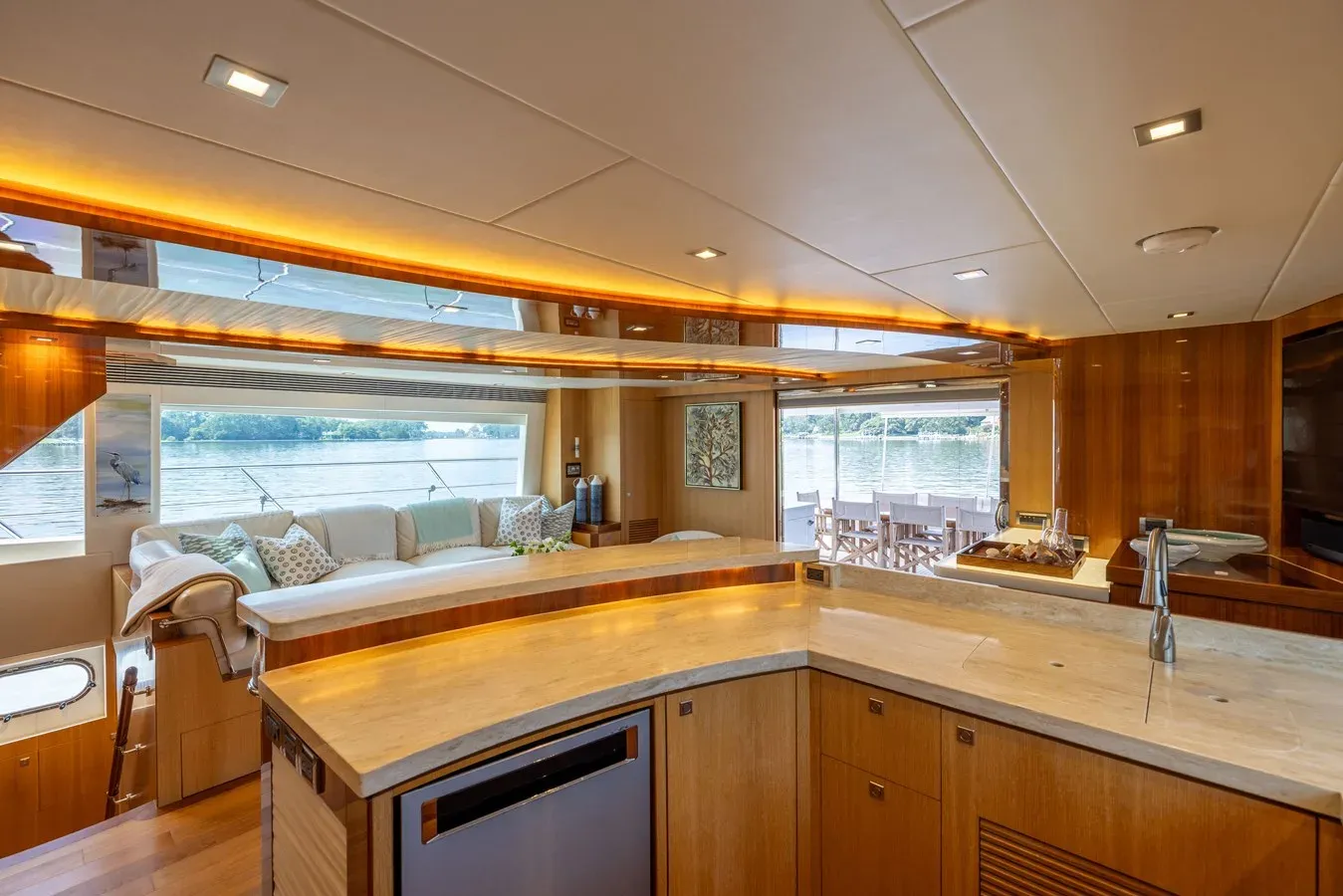 the best price on LORAX - HORIZON MOTOR YACHTS