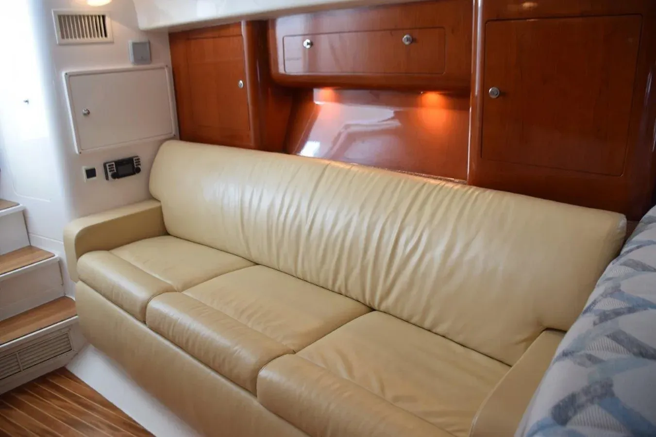 the best price on ISLA REINA 2010