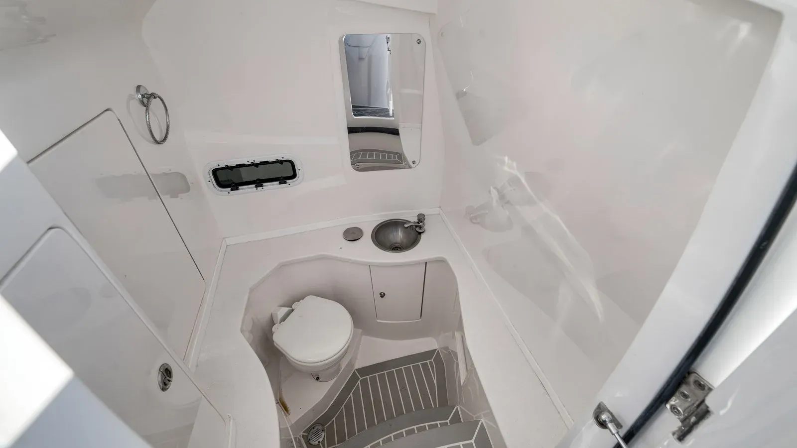 Buy a LITTLE HOO 375 Nomad SE at Shestakov Yacht Sales