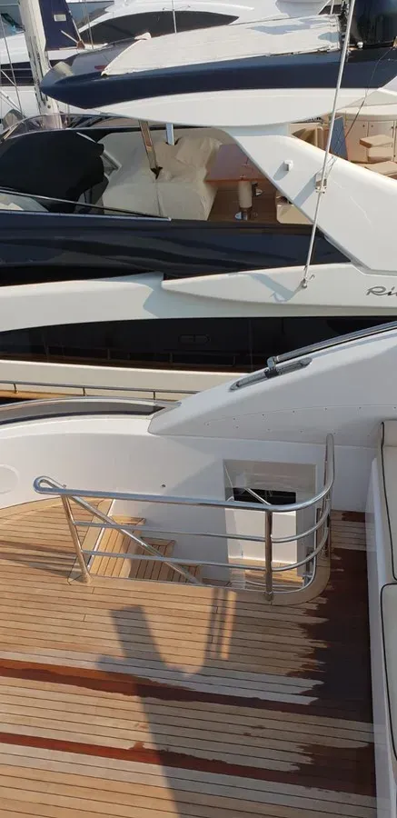 Buy a yacht LEOPARD 105 ft 2009