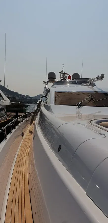 the best price on LEOPARD 105 ft 2009