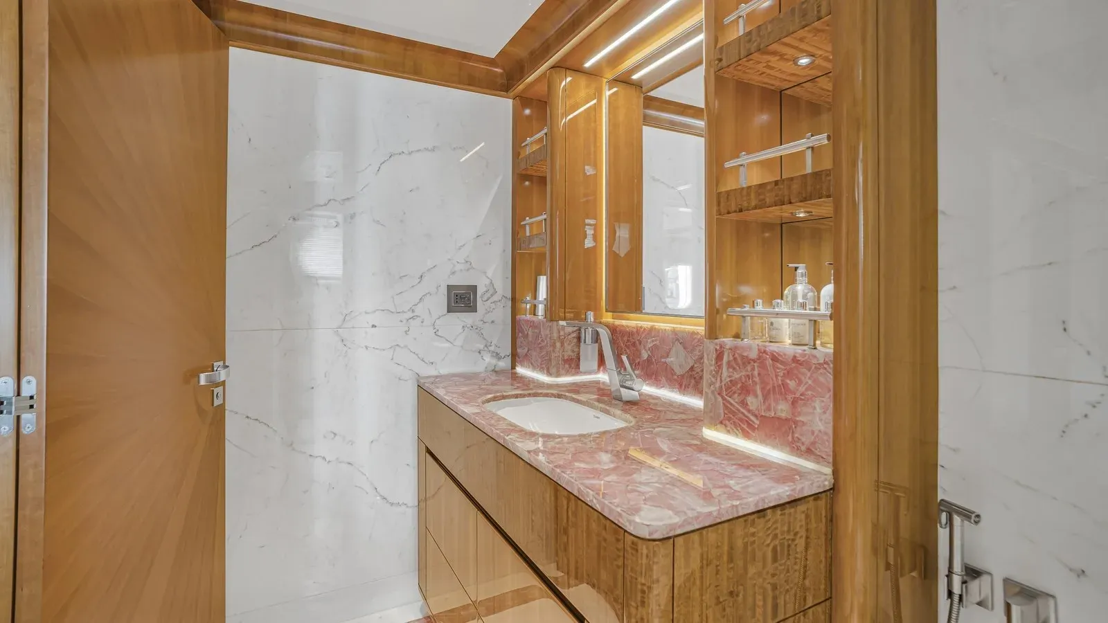 Купить яхту ATLANTIS в Shestakov Yacht Sales