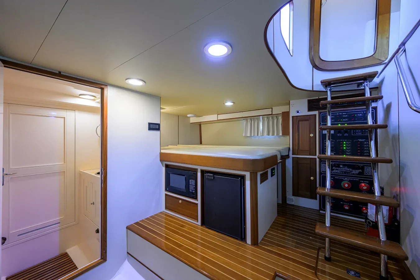 Buy a yacht ARTFUL DODGER