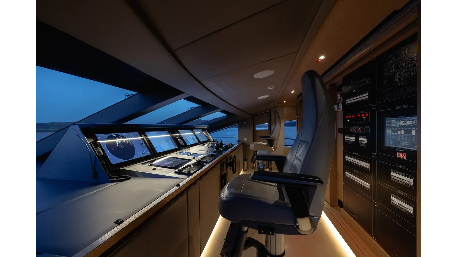 FLYING DAGGER III 163 yacht sale