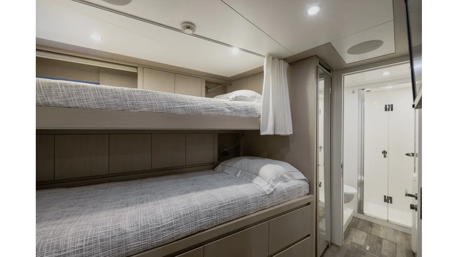 FLYING DAGGER III 163 yacht sale