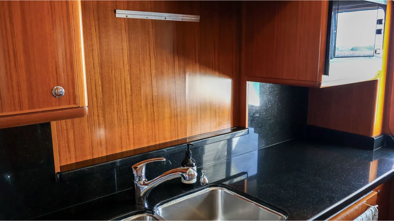 best yacht sales deals Spirit of Ulysses 76