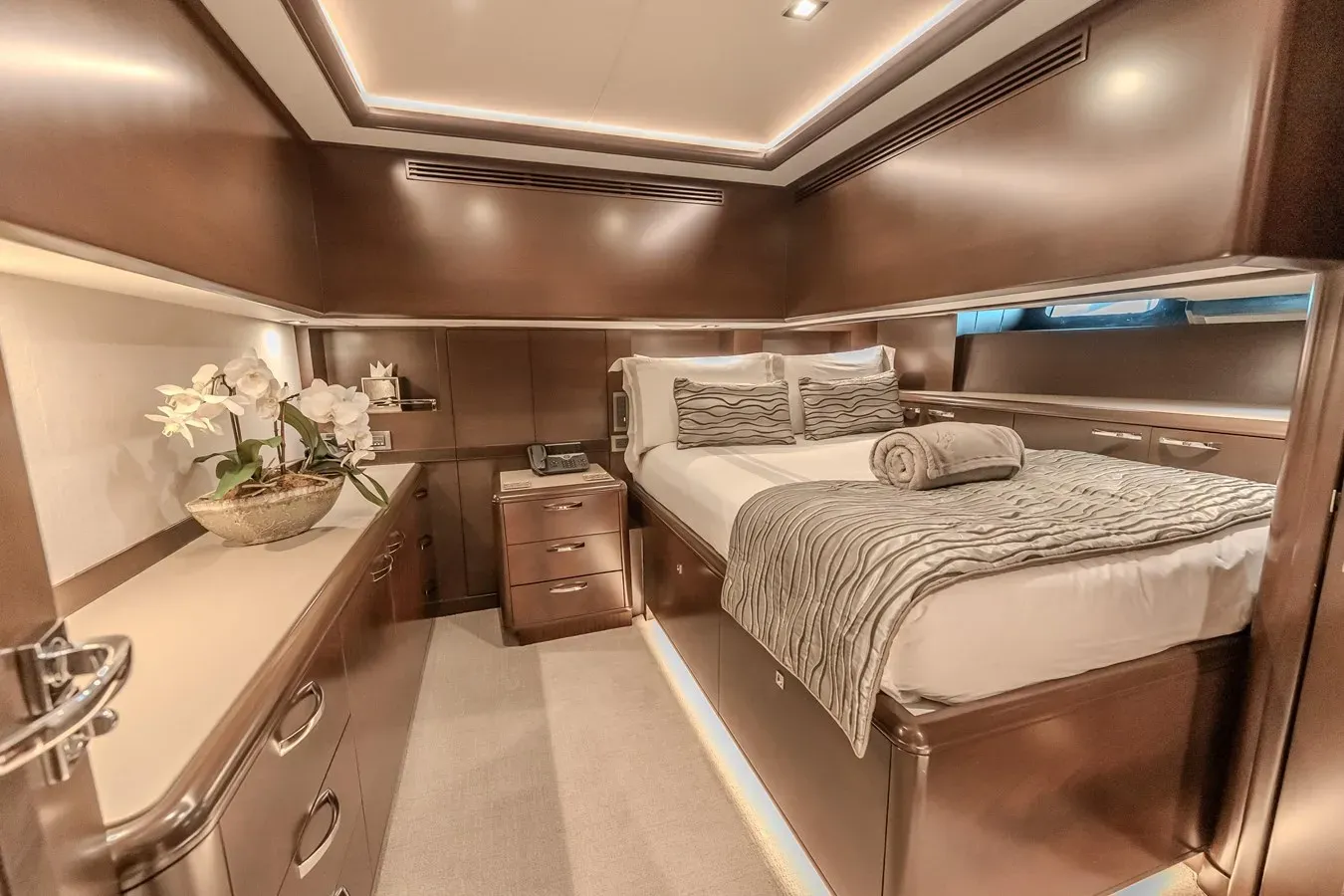 Buy a MY VIVIERAE II 2017 at Shestakov Yacht Sales