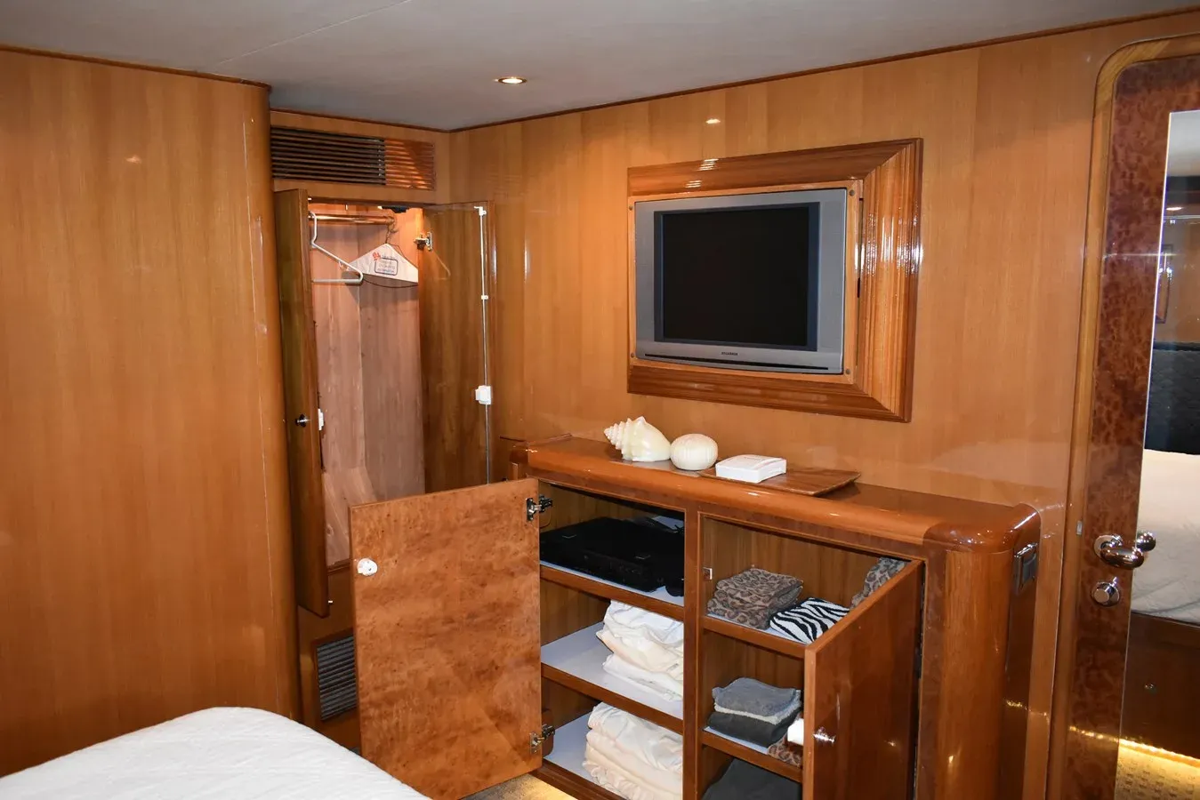 Buy a yacht 64 Ocean Alexander