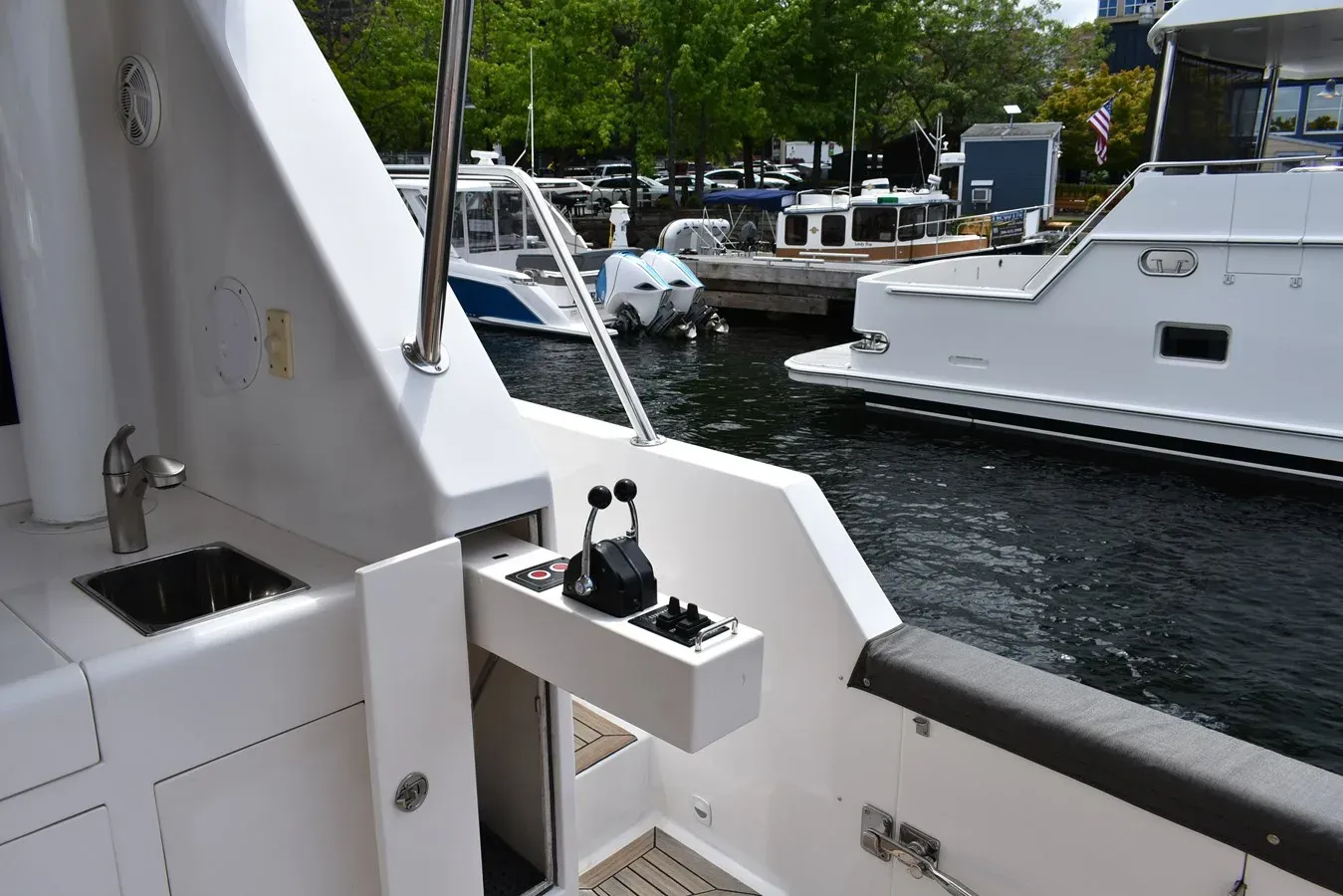 Buy a yacht 64 Ocean Alexander 64 Pilothouse