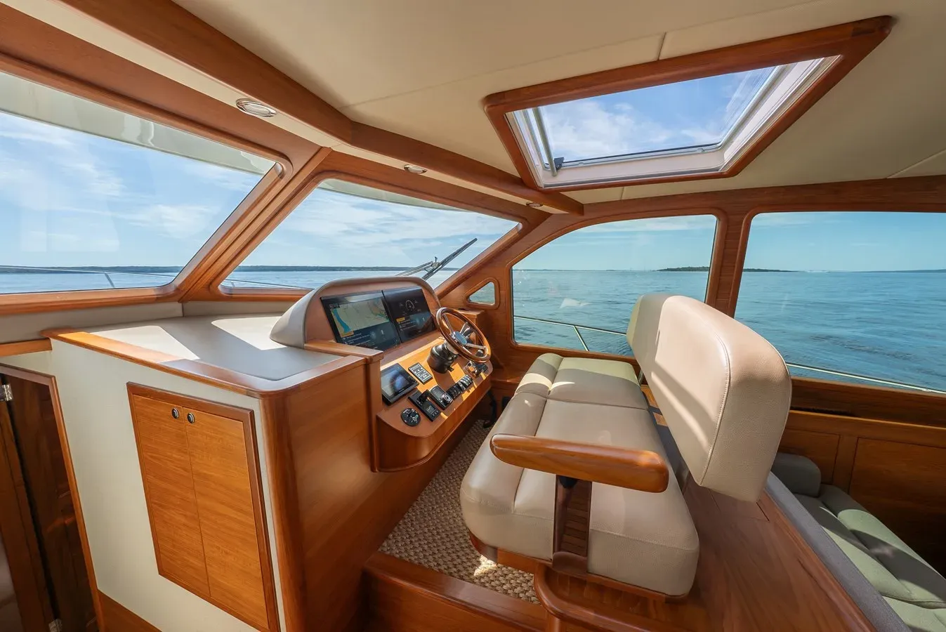 Buy a yacht INDEPENDENCE Palm Beach 55 Sedan