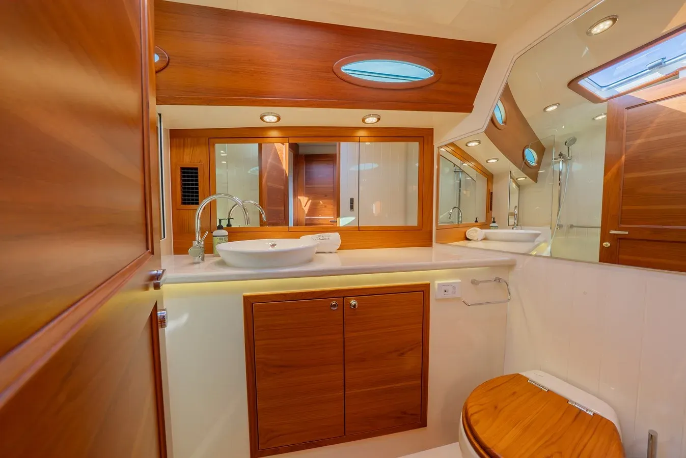 Buy a INDEPENDENCE Palm Beach 55 Sedan at Shestakov Yacht Sales
