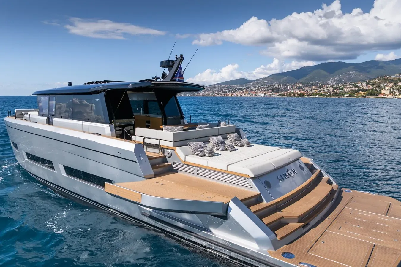 the best price on SIMON 75