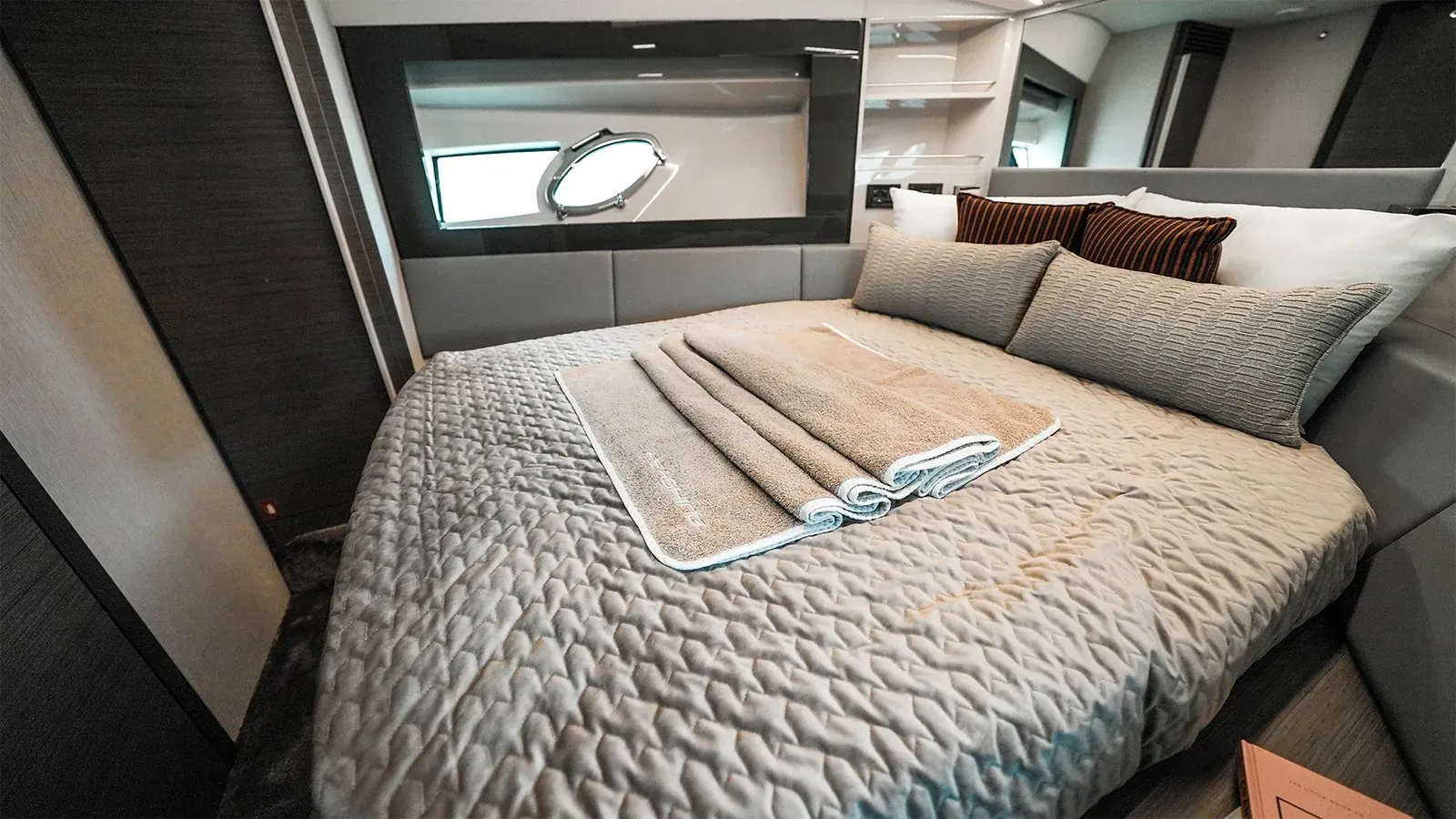 Buy a yacht SOLARA - PERSHING