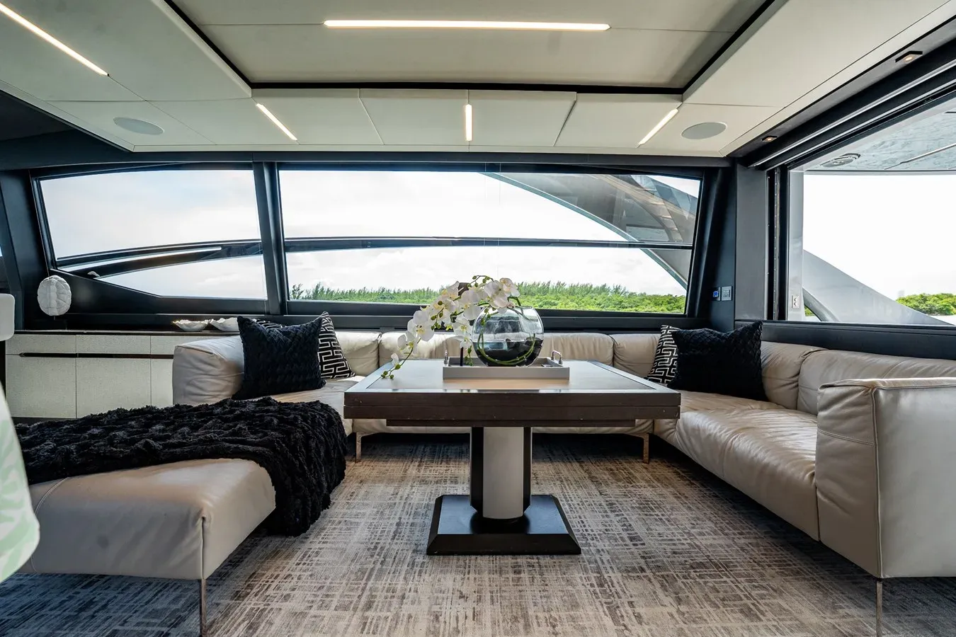 Buy a yacht ON THE MOVE 83