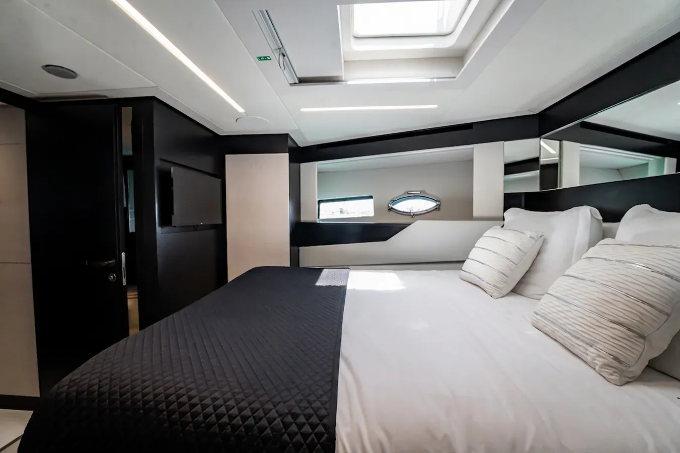 Buy a yacht ON THE MOVE - PERSHING